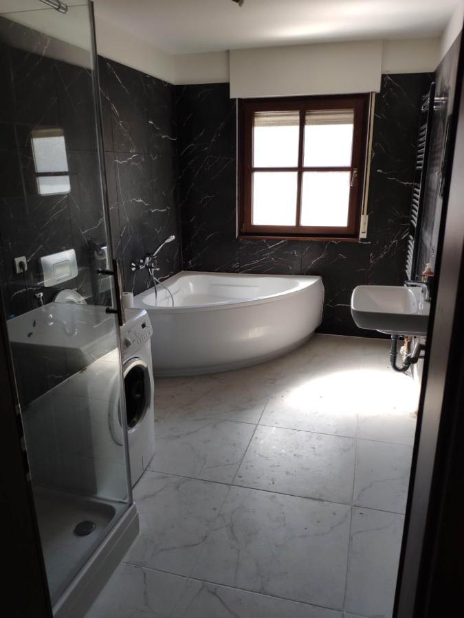 Mit 123qm Fuer 8 Personen Mit Sehr Grossem Garten, Einfache Innen-ausstattung Apartament *