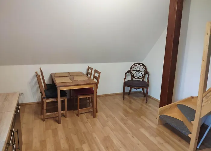 Ferienwohnung mit 123qm für 8 Personen mit sehr großem Garten, einfache Innen-Ausstattung