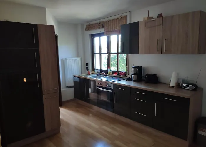Ferienwohnung mit 123qm für 8 Personen mit sehr großem Garten, einfache Innen-Ausstattung